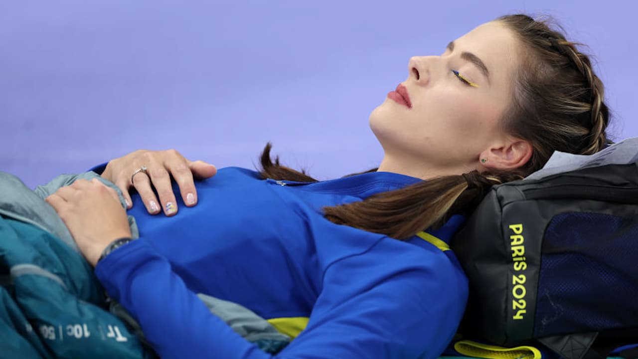 Yaroslava Mahuchikh y Nicola Olyslagers aplican siesta y lectura, ganan medallas 