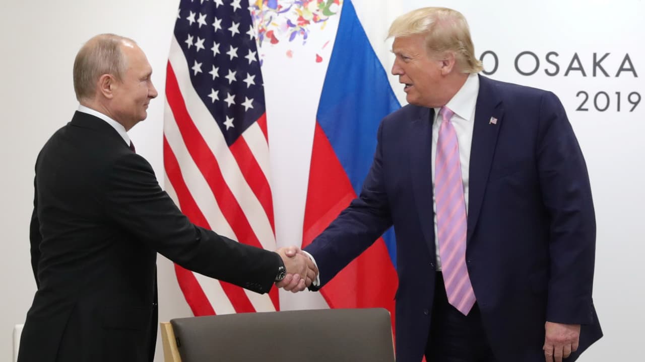 Trump bromea con el 'Rusiagate' y le dice a Putin: "No se meta en las elecciones de 2020"