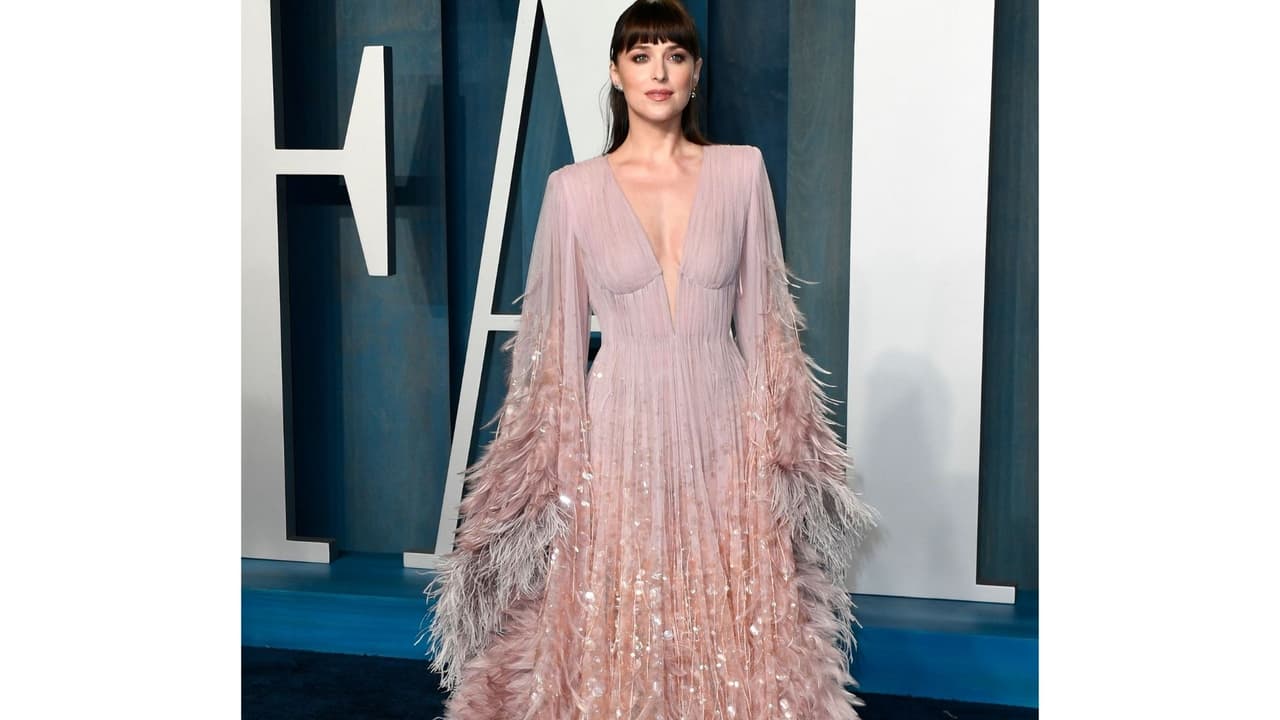 Dakota Johnson se enfundó en un elegante vestido con detalles brillantes y plumas