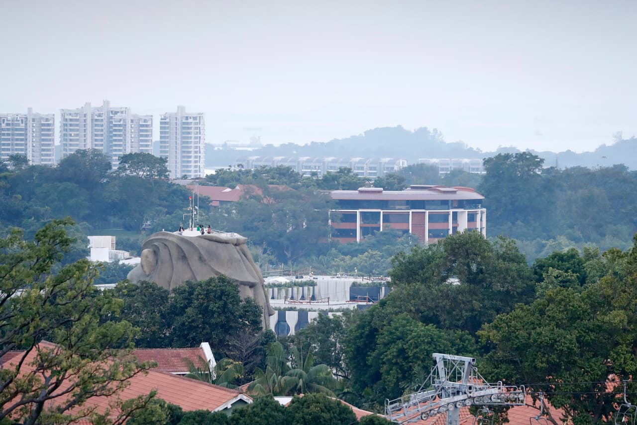 La pequeña isla está ubicada en un punto estratégico que fue aprovechado militarmente por los colonizadores ingleses. Ahora Sentosa es un centro de recreación con dos campos de golf, dos hoteles cinco estrellas y el parque Universal Studios Singapore.