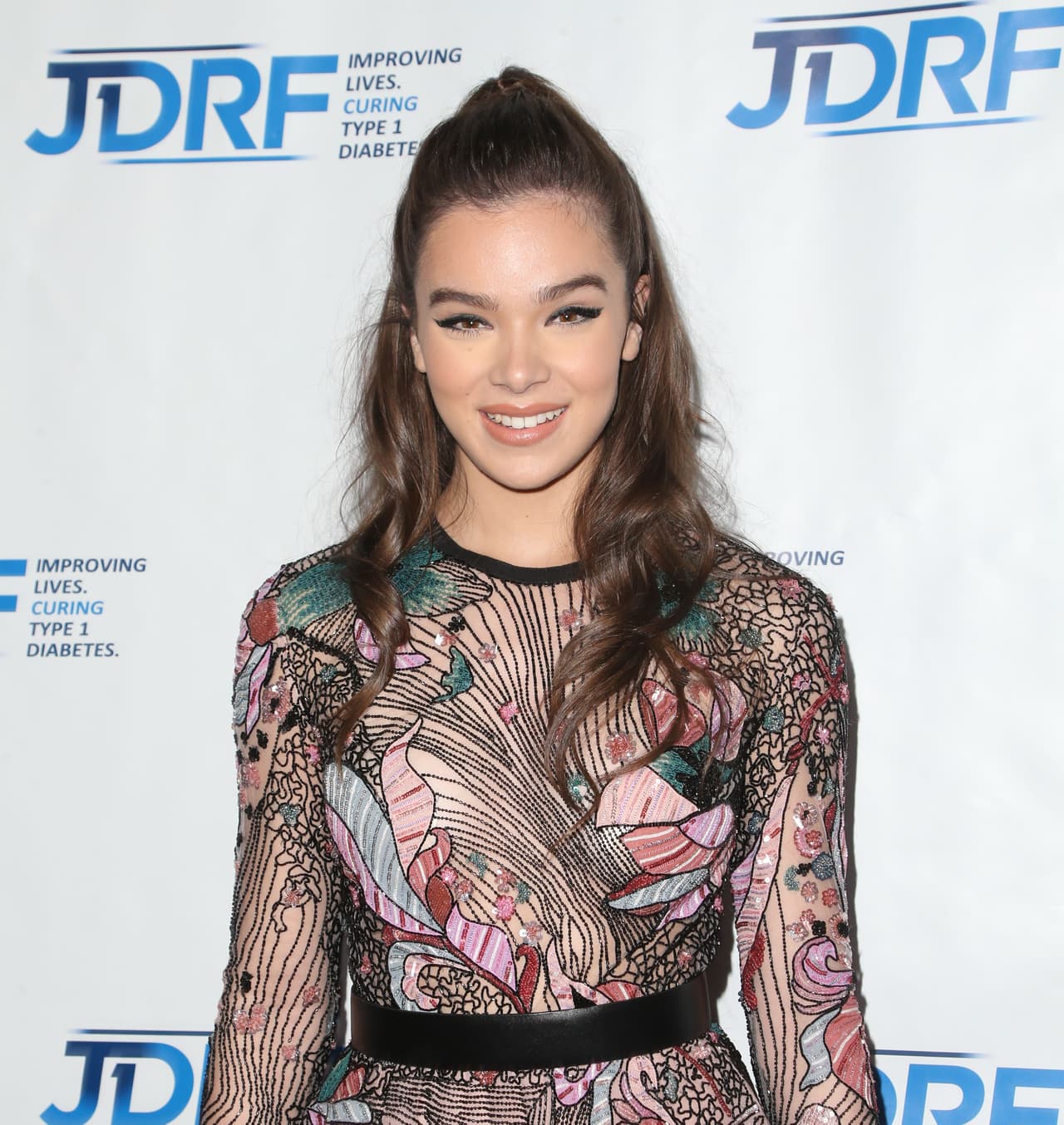 El mismo medio reportó que Hailee Steinfeld y Justin Bieber llevan saliendo poco más de un mes.