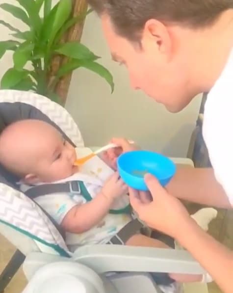 Manuelito ya come fruta y es su papá quien lo alimentó, además de publicar el video en su Instagram.