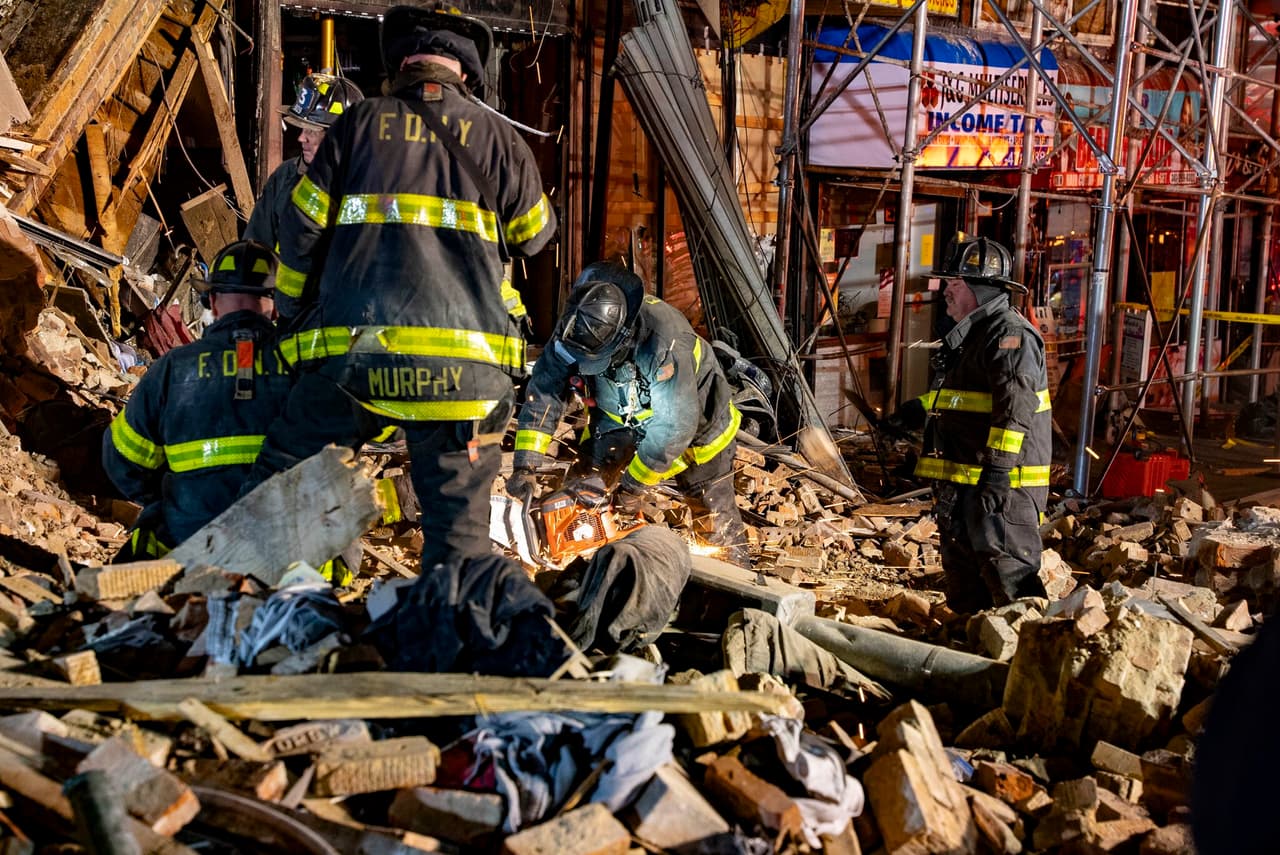 Bomberos de Nueva York dedicaron toda la tarde del lunes en 
<b>revisar los escombros para descartar víctimas</b>.
<br>