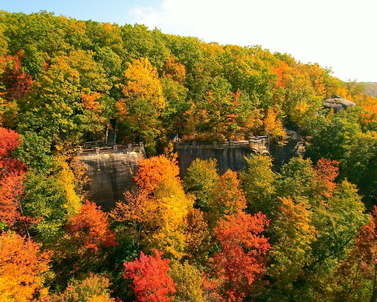 <b>Allegheny National Forest</b>: Los recorridos panorámicos a través de las maderas duras de los condados de Elk, Forest, McKean y Warren en el norte de Pensilvania brindan un recorrido espectacular por el follaje de otoño. En el Bosque Nacional Allegheny, los visitantes pueden caminar cientos de acres de senderos, que van desde senderos cortos para observación de aves hasta el desafiante North Country Trail. A lo largo, el Bosque Nacional Allegheny ofrece una variedad de vistas panorámicas, montañas, colores brillantes y oportunidades para observar la vida silvestre.