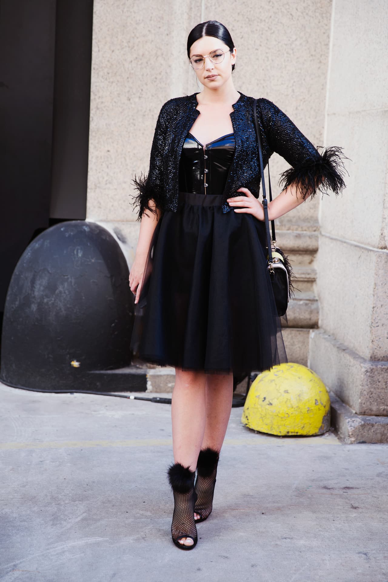 Aunque Anna Wintour, la editora de Vogue ha hecho campaña a través de todos sus medios para que las mujeres abandonen la seguridad del negro y apuesten por estampados, flores y colores fuertes, las mujeres se rehusan a encontrar este tono aburrido. Unas mangas con texturas parecen suficiente para hacer de un vestido negro uno remarcable.