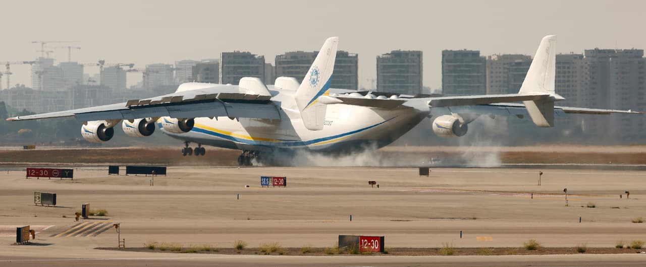 Si tomamos en cuenta que una
<a href="https://www.univision.com/carros/pruebas-de-manejo/test-ford-f-150-raptor-2021"><u>Ford F-150 Raptor</u></a> pesa alrededor de 2.75 toneladas, significa que el avión fácilmente podía llevar al menos 90 unidades.