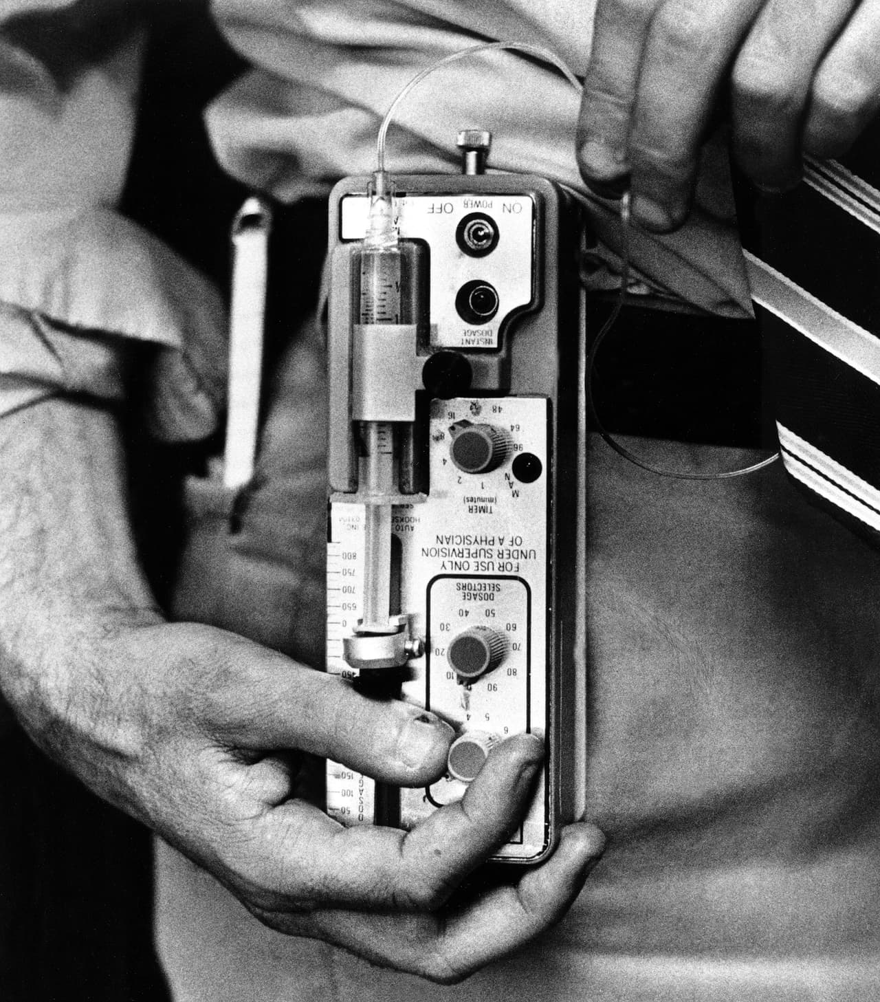 En la foto se ve un prototipo de bomba de insulina de 1986.
<b>La primera insulina "humana" sintética modificada genéticamente se produjo en 1978 utilizando la bacteria E. coli para producirla,</b> indica la Asociación Americana de Diabetes.
<b>Eli Lilly comenzó a comercializar en 1982 la primera insulina humana biosintética, </b>marca Humulin.
<br>