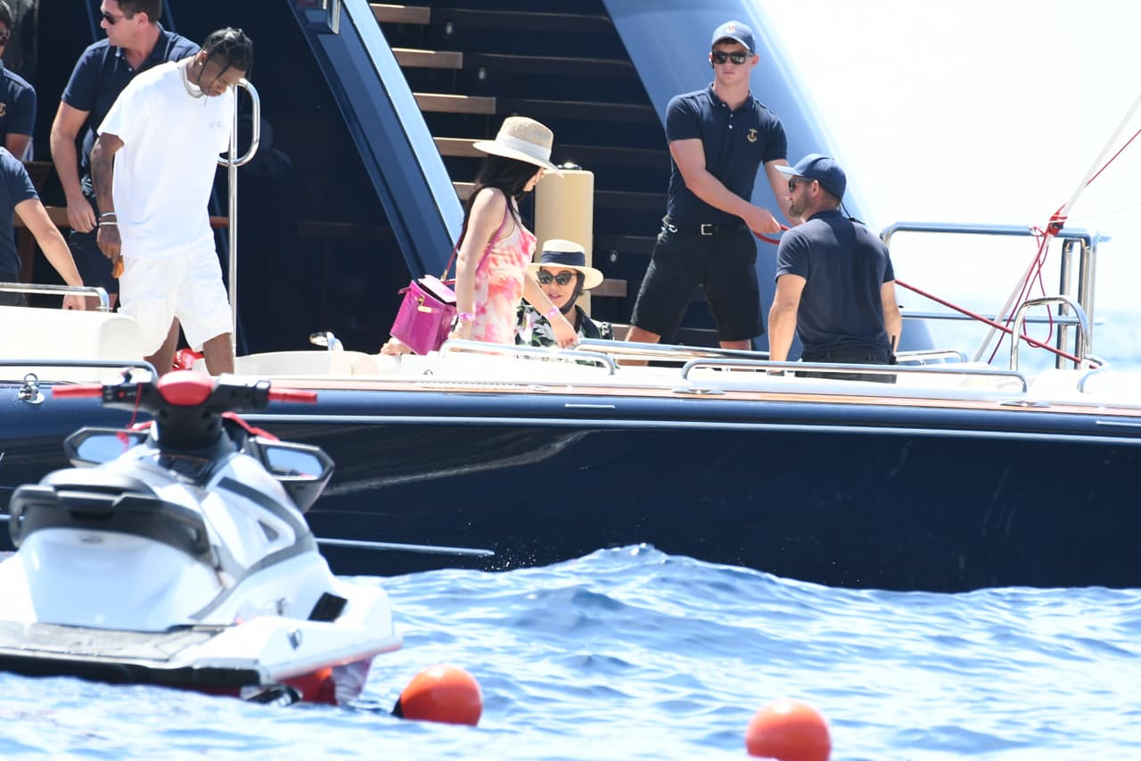 Pero el collar es solo una pequeña parte del festejo, pues desde el viernes 9 de agosto, Kylie se 
<a href="https://www.univision.com/famosos/las-primeras-fotos-de-las-vacaciones-millonarias-de-kylie-jenner-en-un-mega-yate-para-celebrar-sus-22-anos-fotos" target="_blank">encuentra celebrando</a> su cumpleaños en Capri, Italia, a bordo de un lujoso yate.