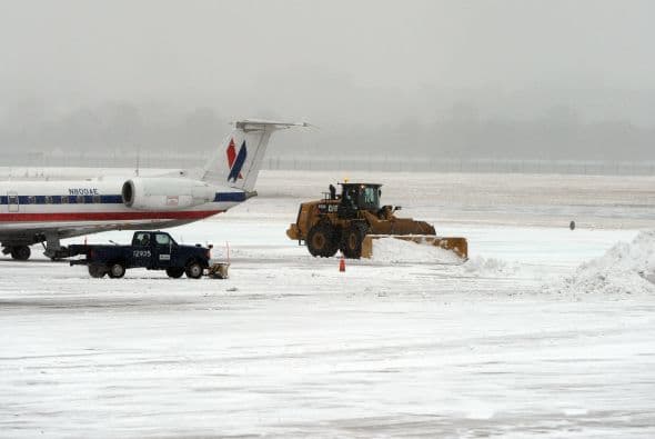 Más de cuatro mil 500 vuelos habían sido cancelados hasta las primeras horas de este lunes de acuerdo con el portal electrónico FlightAware.com.