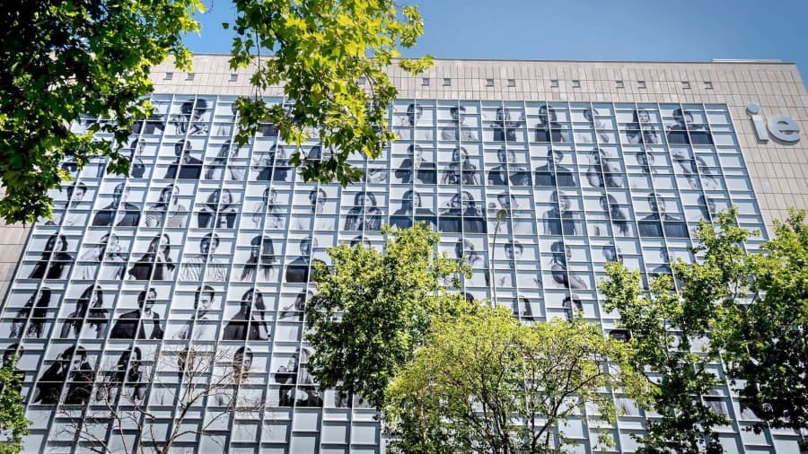 Un edificio universitario de Madrid, España, fue cubierto con 96 retratos por la educación.