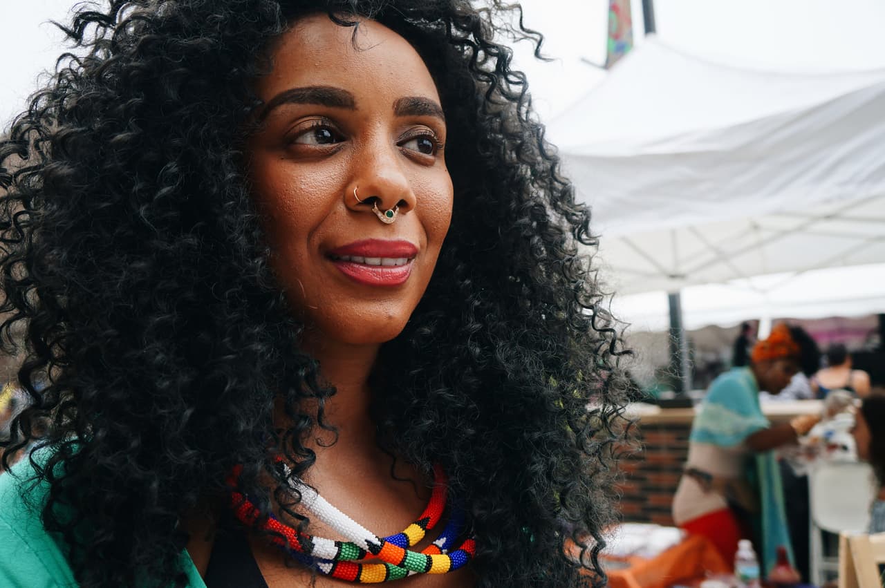 Un homenaje a la herencia africana con accesorios únicos.