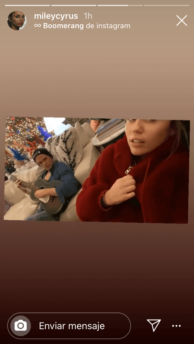 Simpson también publicó en su 
<b><a href="https://www.instagram.com/codysimpson/" target="_blank">cuenta de Instagram</a></b> algunas fotos de la reunión con los Cyrus. En una de las imágenes compartió un primer plano de lo que parece ser 
<b><a href="https://www.univision.com/famosos/con-un-par-de-rosas-y-su-guitarra-el-mejor-amigo-de-miley-cyrus-la-visito-en-el-hospital-tras-ser-operada-video" target="_blank">un obsequio que él le hizo</a></b> a la cantante: un collar con una calavera de oro.