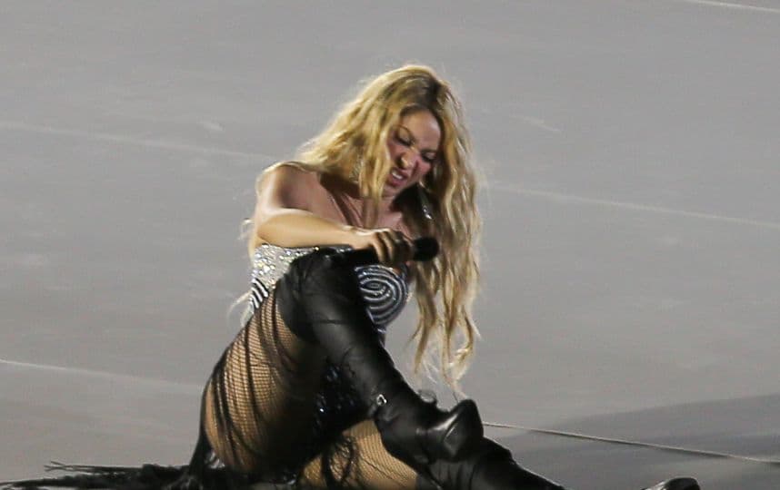 Shakira resbaló mientras grababa un comercial para una empresa telefónica, afortunadamente la caída no pasó a mayores y la colombiana continuó con la grabación.