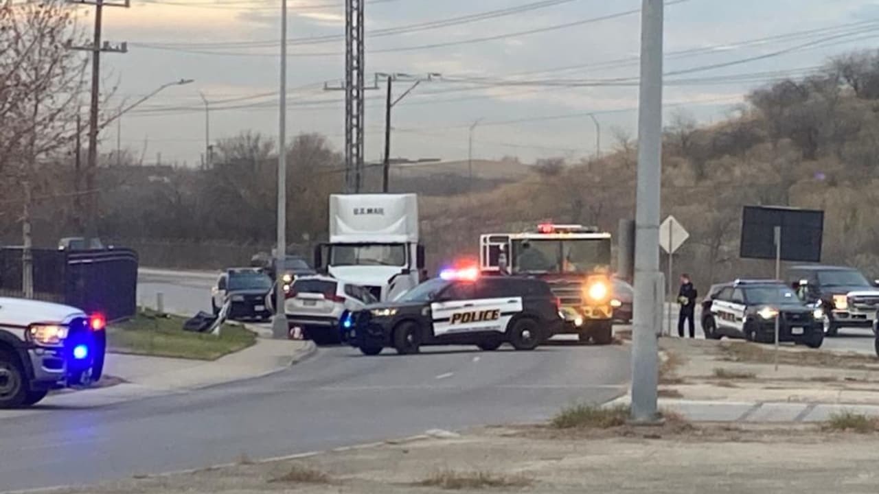Conductora invade carril e impacta su vehículo contra un tráiler; muere un pasajero