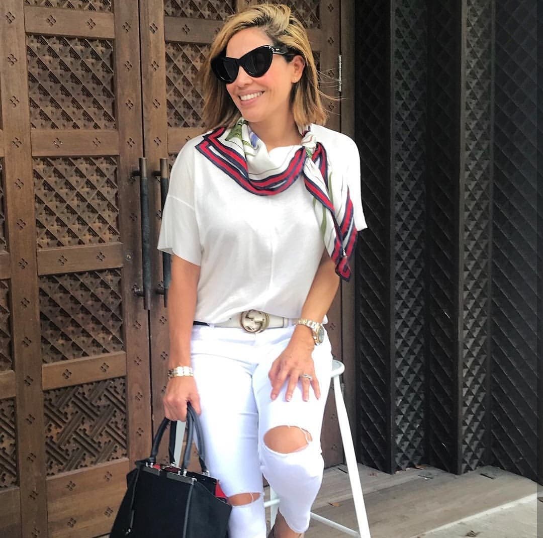 La versatilidad de Karla es indiscutible, bien la podemos ver con un kimono bohemio y en la siguiente ocasión en un sofisticado vestido de cóctel, o bien, en un intermedio entre ambos, tal como se aprecia en esta fotografía.