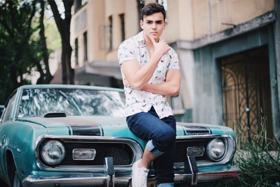 Él es 
<b><a href="http://www.univision.com/temas/adriano-zendejas">Adriano Zendejas</a></b>, lo has visto en novelas como 'A que no me dejas', 'Que te perdone Dios', 'Quiero amarte' y 'Abismo de pasión', tiene 21 años.