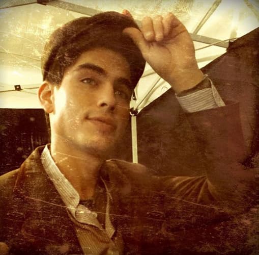 Este galán es Joshua Gutiérrez, actualmente lo vemos como parte del servicio de "El Hotel de los Secretos".