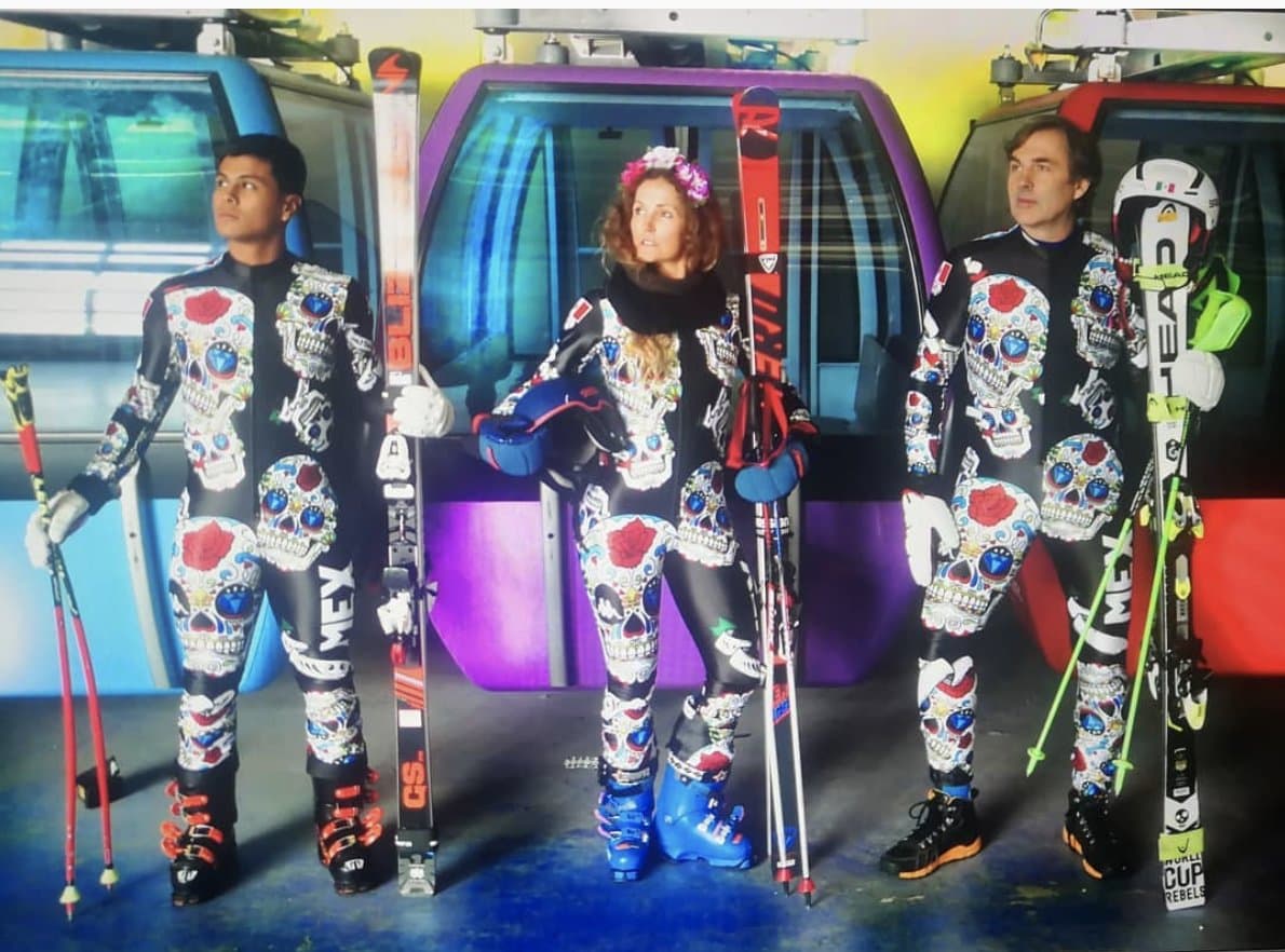 Así, con catrinas por todo su cuerpo, lucen la delegación mexicana de esquí que competirá en los Juegos Olímpicos de invierno
