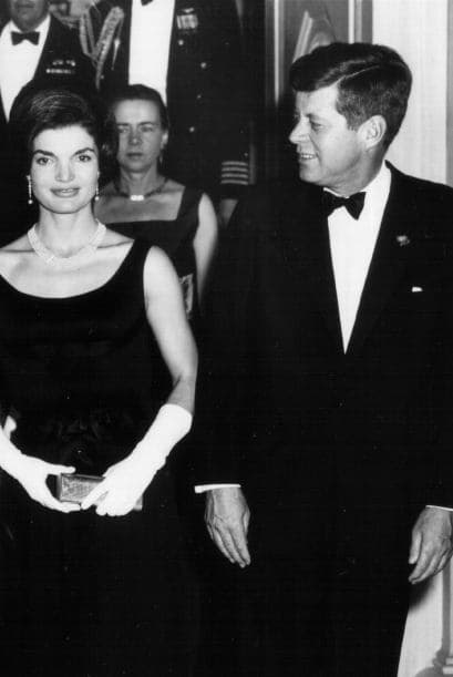 Bundy (McGeorge Bundy, Consejero de Seguridad Nacional) se ponía bravo y arrogante, hacienda imposible las conciliaciones. Bundy durante la crisis, cuando uno piensa de esa gran mente, al principio él quería bombardear Cuba y al final, no quería hacer cosa alguna… P.25º4...