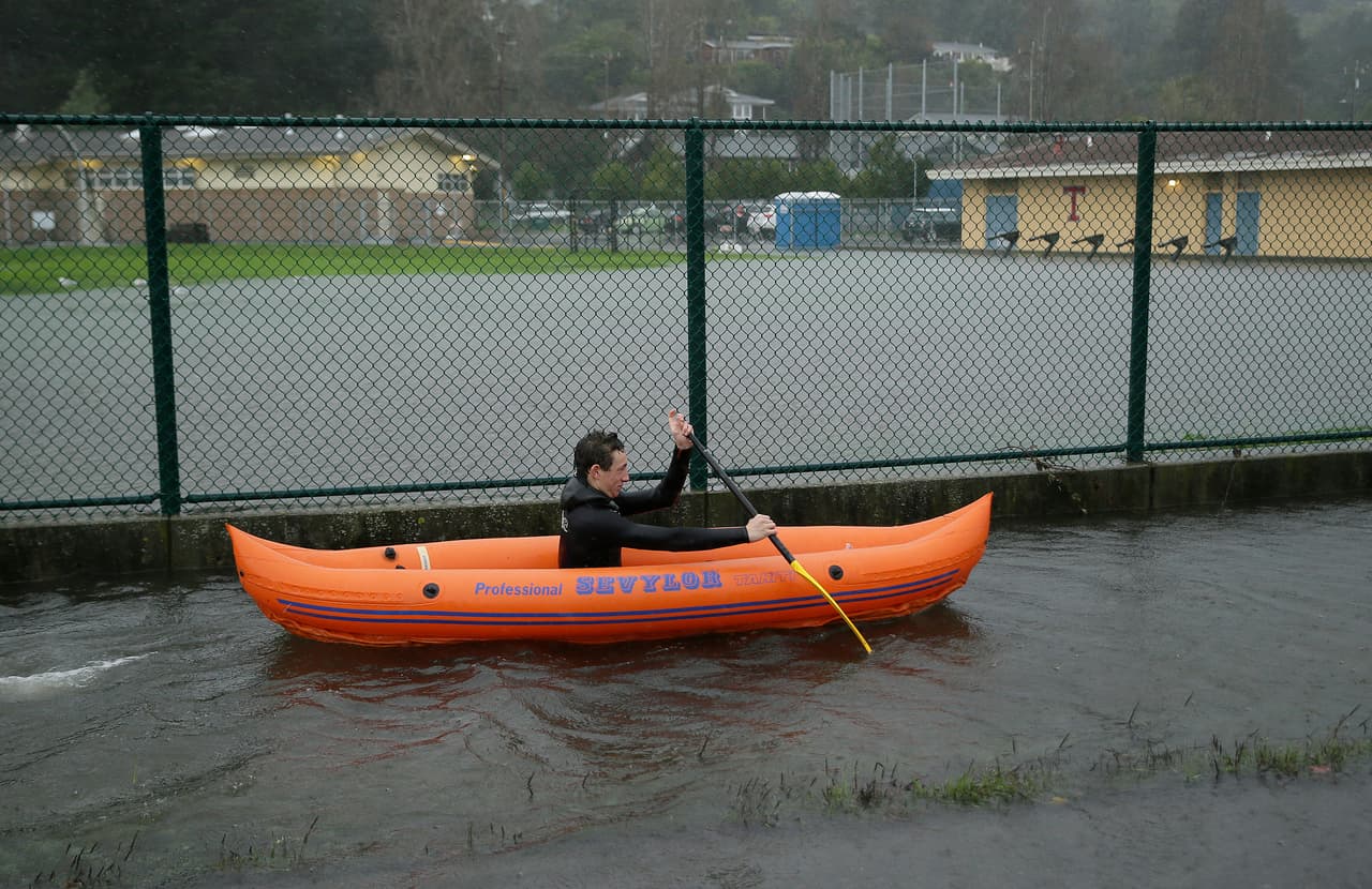 Una cancha de la secundaria Tamalpais en Mill Valley, California, quedó inundada debido a las lluvias.