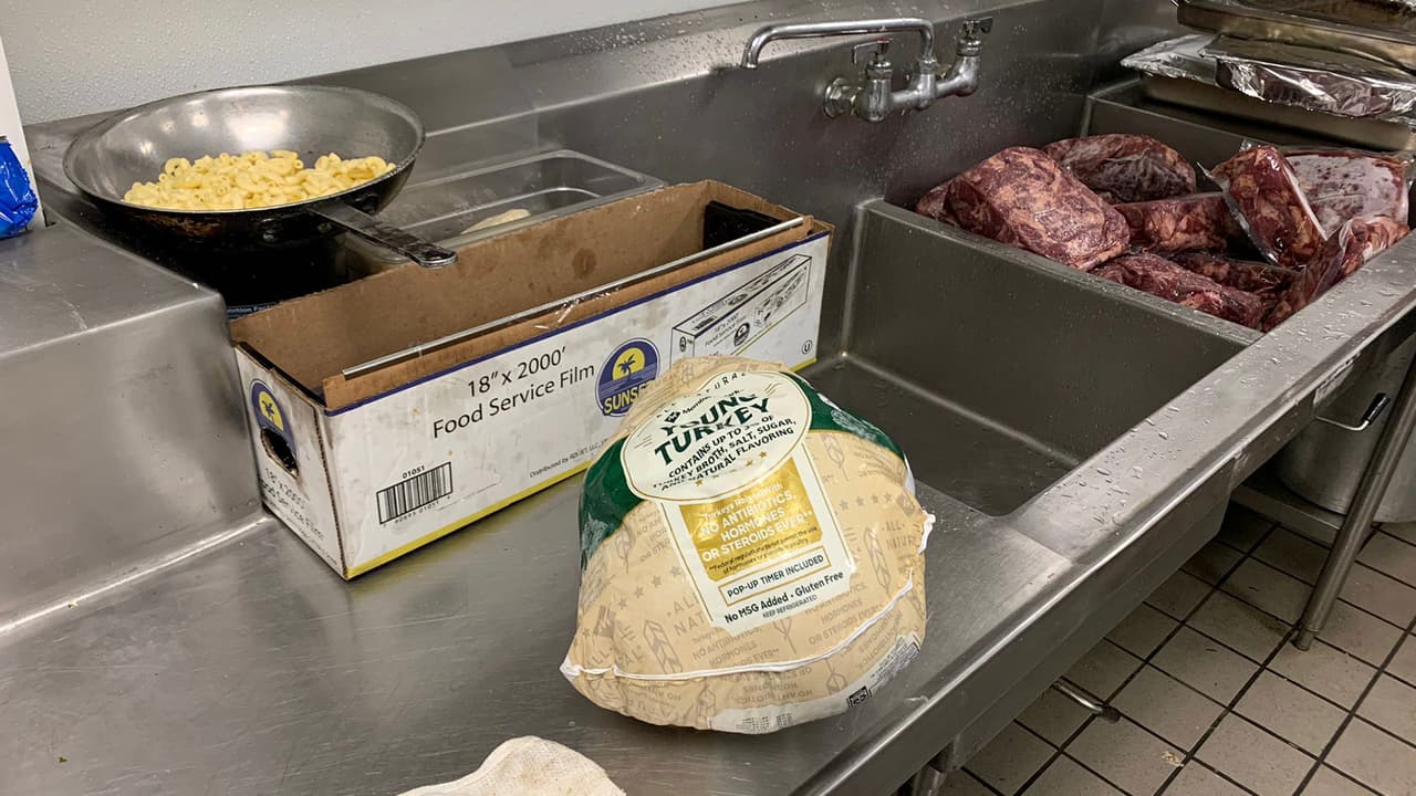 ¿Sabías que los alimentos contaminados son la segunda causa más común de intoxicaciones? Esto afecta a unos 48 millones de estadounidenses. Cada año, 128,000 son hospitalizados y 3,000 mueren por consumir alimentos contaminados, de acuerdo con el CDC.