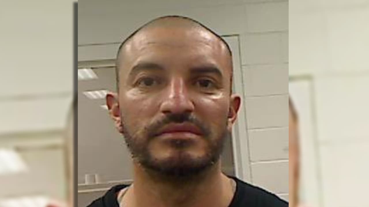 César Alejandro López Leal, un migrante mexicano de 37 años, fue sentenciado a 12 meses de prisión. El indocumentado está registrado como un delincuente convicto que ingresó ilegalmente a EEUU el 7 de julio y fue capturado por agentes de la Patrulla Fronteriza de Wellton, fue procesado por el reingreso de un inmigrante que había sido deportado.