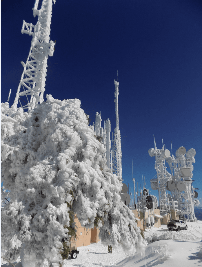 Técnicos del DPS trabajan en las montañas para mantener las comunicaciones de los servicios de emergencia.