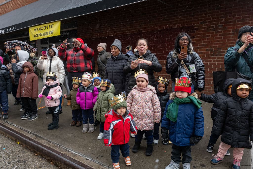 Decenas de niños y adultos se congregaron a través de la ruta del desfile del Día de Los Tres Reyes, con la esperanza de saludarlos y agradecer también por los regalos que muchos de ellos recibieron este 6 de enero.