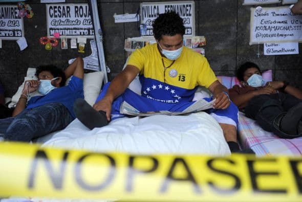 Un grupo de 14 jóvenes venezolanos, la mayoría estudiantes universitarios, cumplieron este miércoles dos semanas en huelga de hambre frente a la sede del PNUD en Caracas para exigir al gobierno del presidente Hugo Chávez que aumente el presupuesto de las universidades.