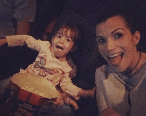 Palomitas y cine con mamá. Disfrutando de una rica tarde de películas.