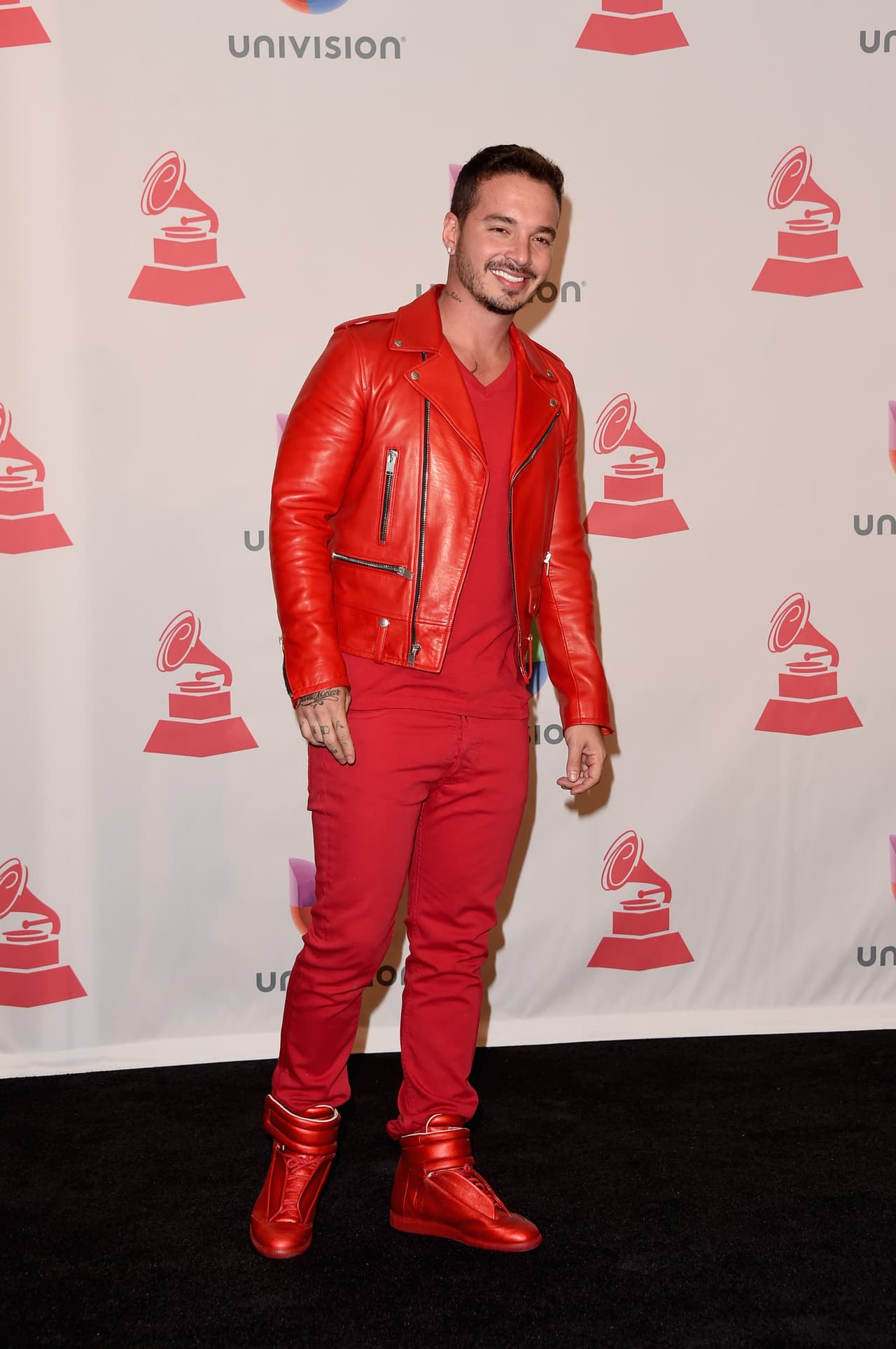 Si les da por ser monocromáticos, J Balvin se decanta por el rojo.