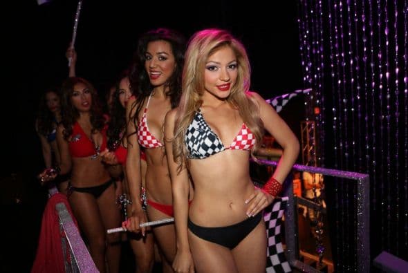 Las chicas derrocharon sensualidad en el escenario mientras que Alexis y Fido trajeron el swing caribeño con su tema "Alócate". Las 12 finalistas hicieron una pasarela con toda la coquetería de la belleza latina. Trajes de baño por Claudia Zuleta.