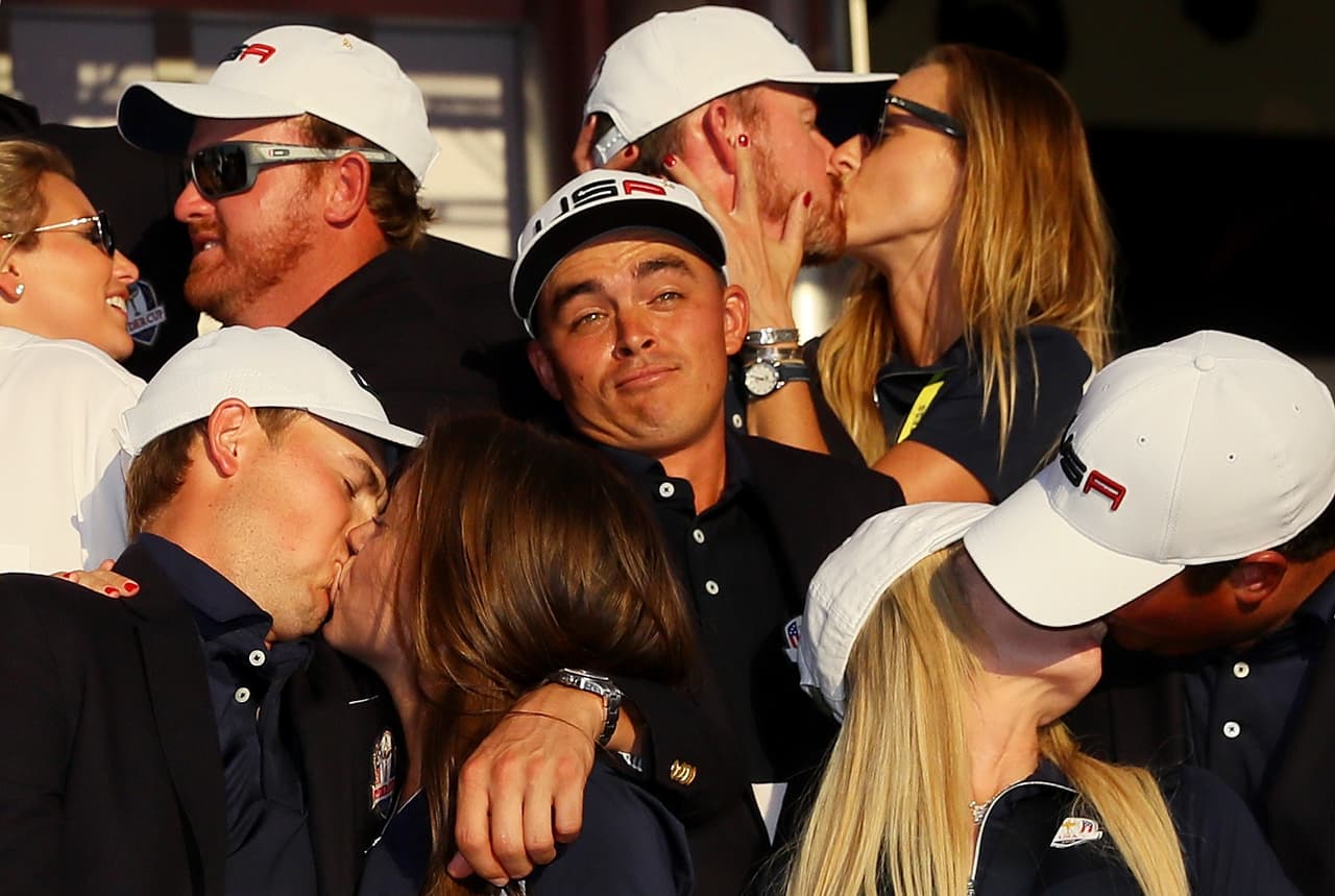 Si alguien se siente solo, esta imagen le recordará que eso pasa hasta en los más grandes eventos deportivos. Así pasó con Rickie Fowler que vio cómo sus compañeros J.B. Holmes, Jimmy Walker, Jordan Spieth y Patrick Reed celebraron con sus parejas el triunfo de Estados Unidos en la Copa Ryder de golf.