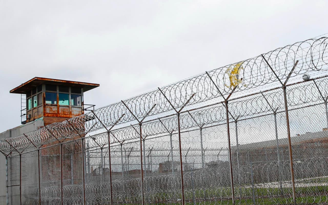 Preso hispano pide quedarse en la cárcel para evitar a ICE, pero muere de coronavirus