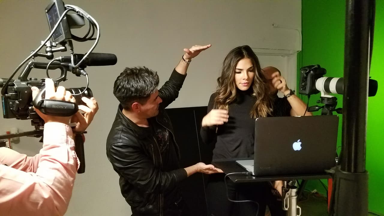 <b><a href="http://www.univision.com/shows/la-reina-de-la-cancion/las-mejores-fotos-de-los-looks-de-alejandra-espinoza-en-la-reina-de-la-cancion-fotos" target="_blank">Alejandra </a></b>llegó con 
<b><a href="http://www.univision.com/shows/la-reina-de-la-cancion/lo-sentimos-alejandra-matteo-y-su-papi-son-dos-gotas-de-agua-fotos" target="_blank">Matteo</a></b> a su primera sesión de fotos desde que vive en Los Ángeles y busca abrirse camino en la actuación. Desde lo natural hasta lo glamoroso, Alejandra jugó con varios estilos para abarcar todo tipo de personajes y llamar la atención de los productores. 
<b><a href="http://www.univision.com/shows/la-reina-de-la-cancion/capitulo-4-alejandra-la-de-tijuana-en-la-los-americanos-la-prefieren-al-natural-para-ellos-mas-es-menos-video" target="_blank">MIRA EL VIDEO</a></b>.