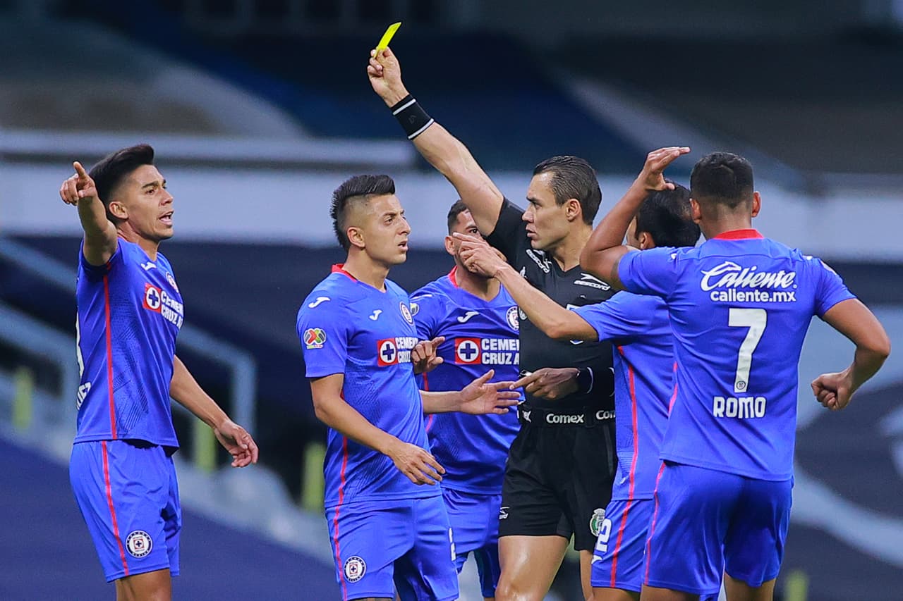 Las amonestaciones llovieron al final del primer tiempo tras los reclamos de un supuesto penalti en contra de Chivas.