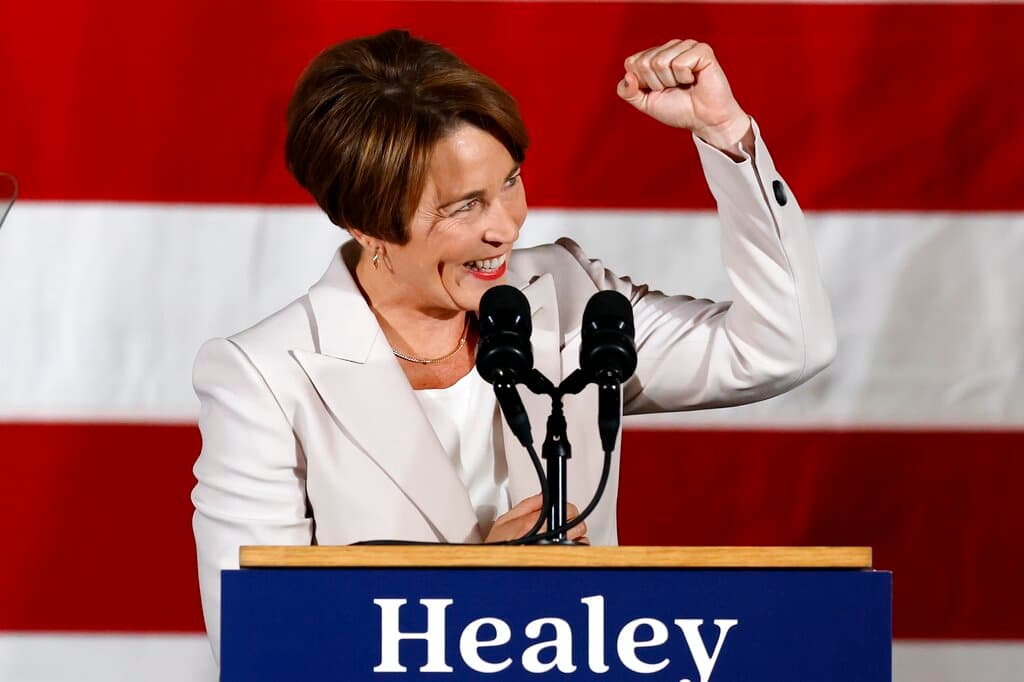 <b>2. Maura Healey (demócrata):</b> Será la primera gobernadora abiertamente lesbiana en la historia de Estados Unidos y la primera mujer electa como gobernadora en su estado. Además, Healey tiene como compañera de fórmula a otra mujer, Kim Driscoll (junto a Healey en la primera foto), por lo que el estado se convierte en uno de los primeros en tener a dos mujeres al frente de forma simultánea, como gobernadora y vicegobernadora.