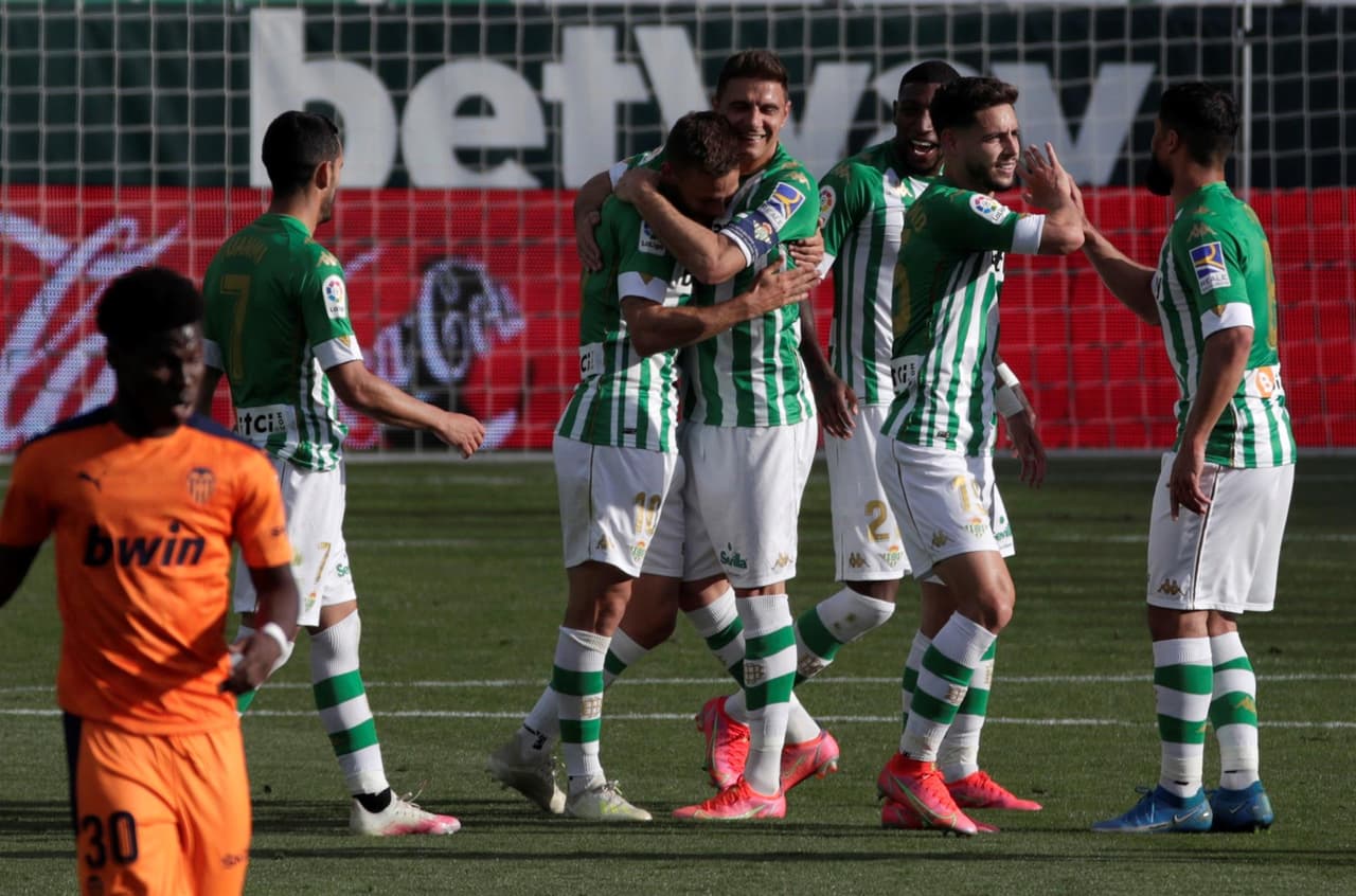 Real Betis empata 2-2 ante Valencia en el Estadio Benito Villamarin. Nabil Fekir y Sergio Canales descontaron dos goles para los 'verdiblancos', mientras que para los 'Ches', Goncalo Guedes y Carlos Soler hicieron sus respectivas anotaciones. Diego Lainez ingresó al minuto 63, mientras que Andrés Guardado se quedó en la banca.