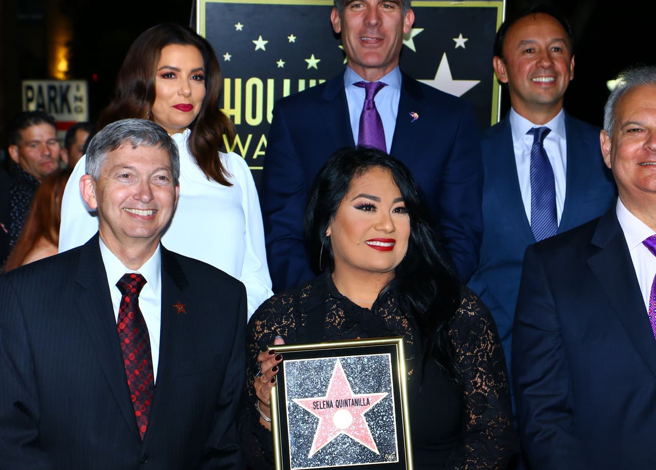 La actriz Eva Longoria junto conEric Garcetti, alcalde de Los Ángeles, fueron quienes encabezaron la ceremonia, a la que acudieron la familia de Selena, su viudo, Chris Pérez; y algunos exintegrantes de su grupo, Los Dinos.