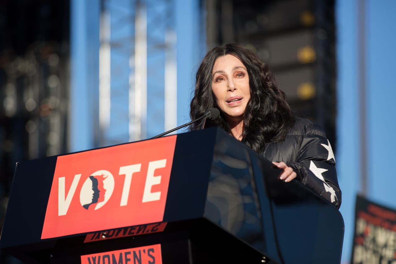 La cantante Cher aseguró que no es capaz de llamar a Donald Trump presidente. "Ha querido destruir nuestro país por dinero y poder. Nunca pensé que eso podría pasar (...) Si no votas, no tienes voz".