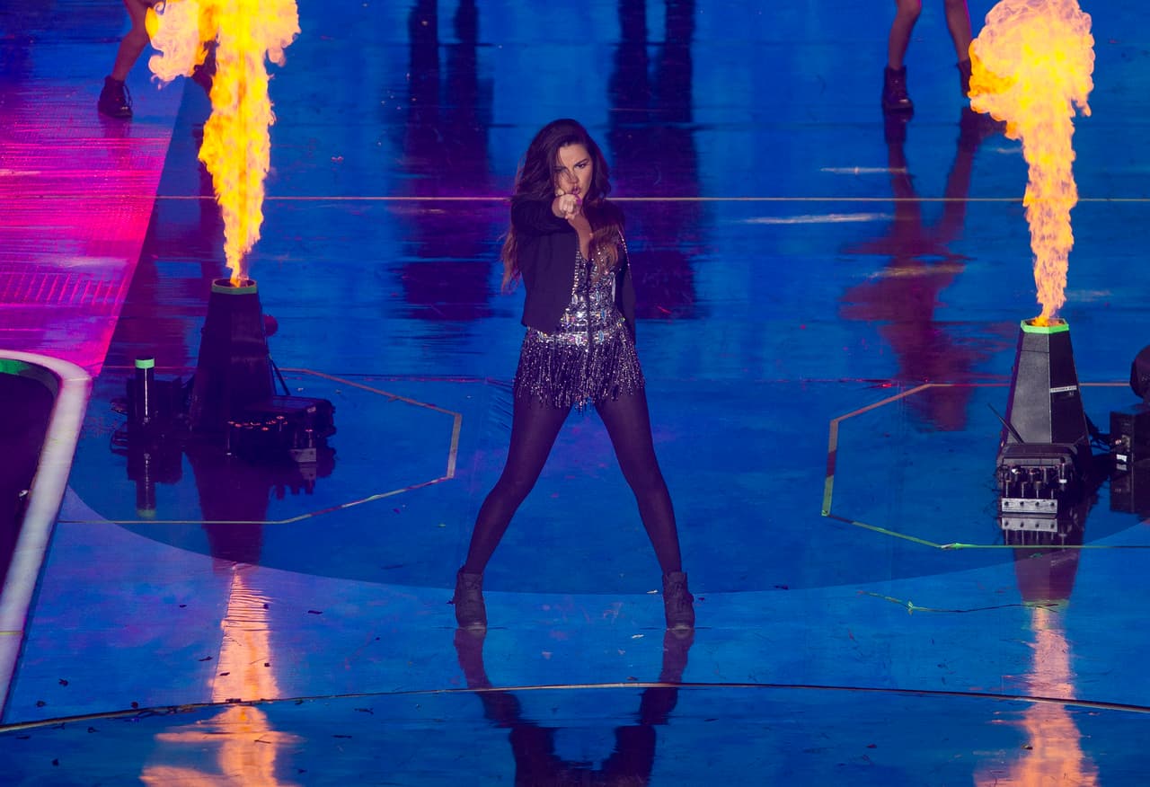 Maite llenó de sensualidad el escenario con su actuación musical.