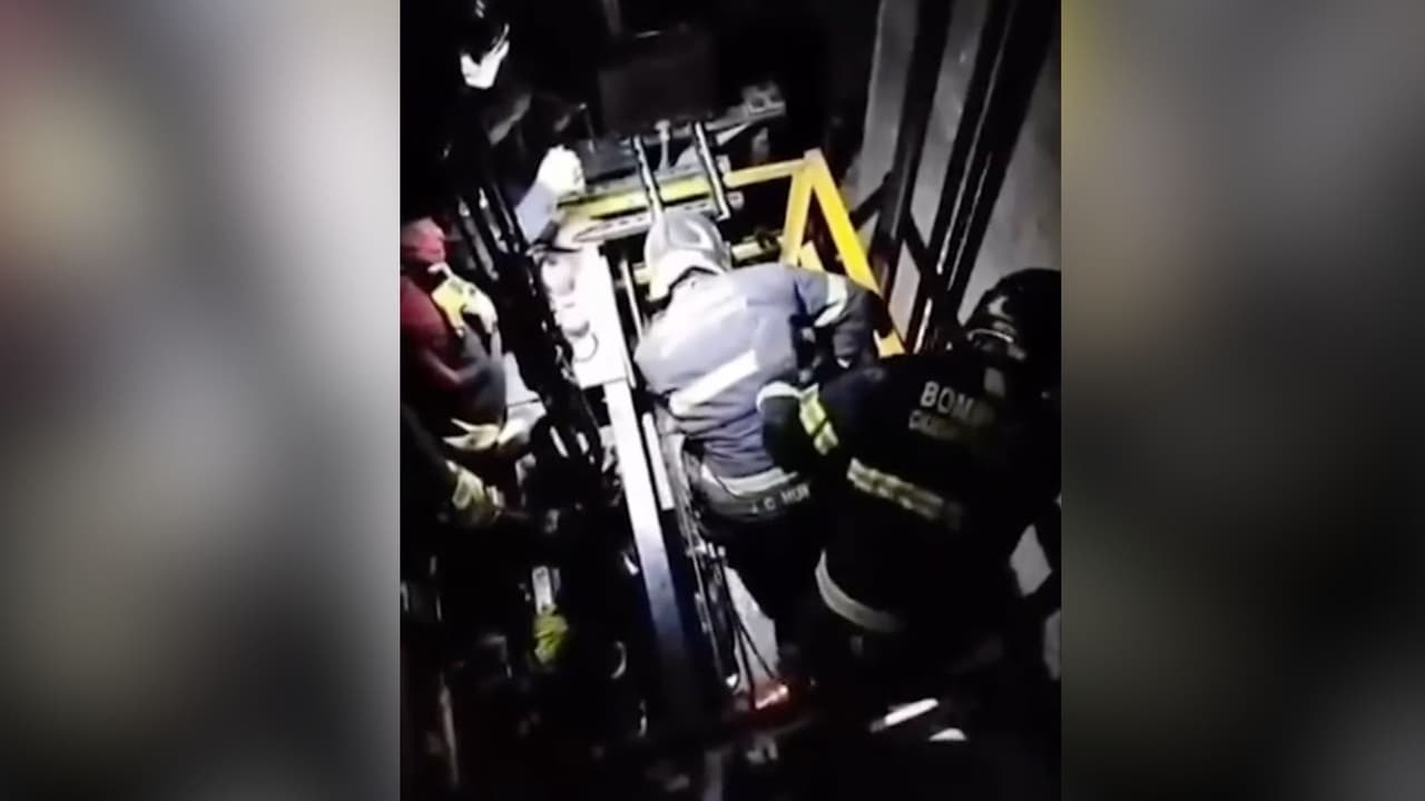 El dramático rescate de 12 personas atrapadas en el elevador de uno de los edificios más altos de México