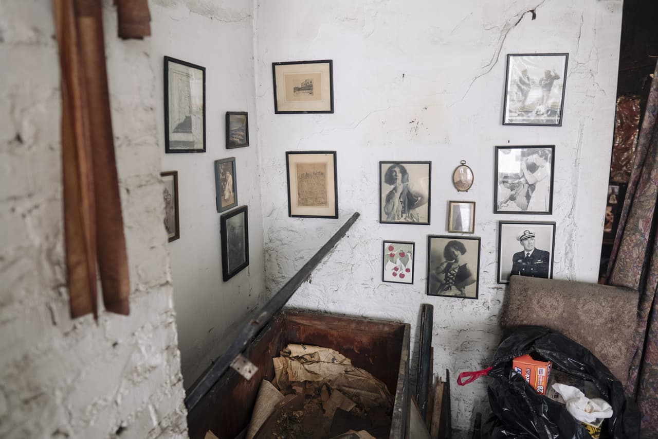 Solo había una bombilla de luz de gas. Debido a su osteoporosis, O'Grady tenía muchas dificultades para reemplazarlo y prefirió vivir a la luz de las velas.