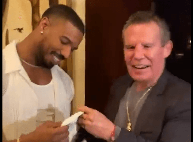 Michael B. Jordan se emociona con chamarra de Julio César Chávez 