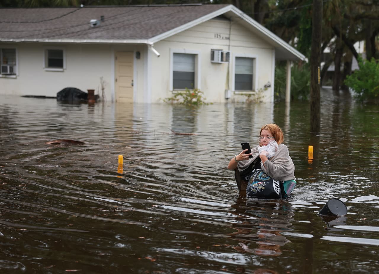 La trayectoria del Huracán Idalia por Florida ha dejado severas afectaciones, entre las zonas más golpeadas está Tampa Bay, donde habitantes sobreviven entre las inundaciones y los cortes de luz. En 
<a href="https://www.univision.com/local/orlando-wven/en-vivo-tormenta-idalia-huracan-2023-florida" target="_blank">este enlace</a> puede seguir las últimas noticias sobre el paso de este huracán por Florida.
