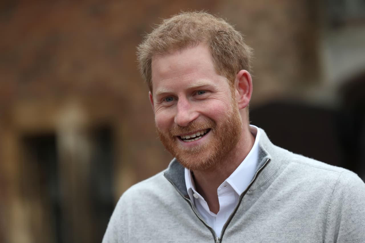 El mismo lunes, el príncipe Harry ofreció una declaración oficial en la cual se expresó
<b><a href="https://www.univision.com/famosos/sigo-pensando-en-nombres-el-principe-harry-visiblemente-emocionado-anuncia-que-meghan-dio-a-luz-a-un-varon-video">orgulloso de su esposa Meghan Markle y añadió que el bebé nació sano</a></b>. Adelantó que en los próximos días lo presentarían y así ocurió.