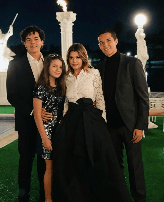 Aunque los hijos mayores de la actriz, Eduardo y Roberto (producto de su relación con 
<a href="https://www.univision.com/shows/el-gordo-y-la-flaca/mayrin-villanueva-y-eduardo-santamarina-se-aduenan-del-horario-estelar-de-univision-con-sus-telenovelas-video">Eduardo Santamarina)</a> no acudieron al festejo, no dudaron en felicitar a su hermanita.