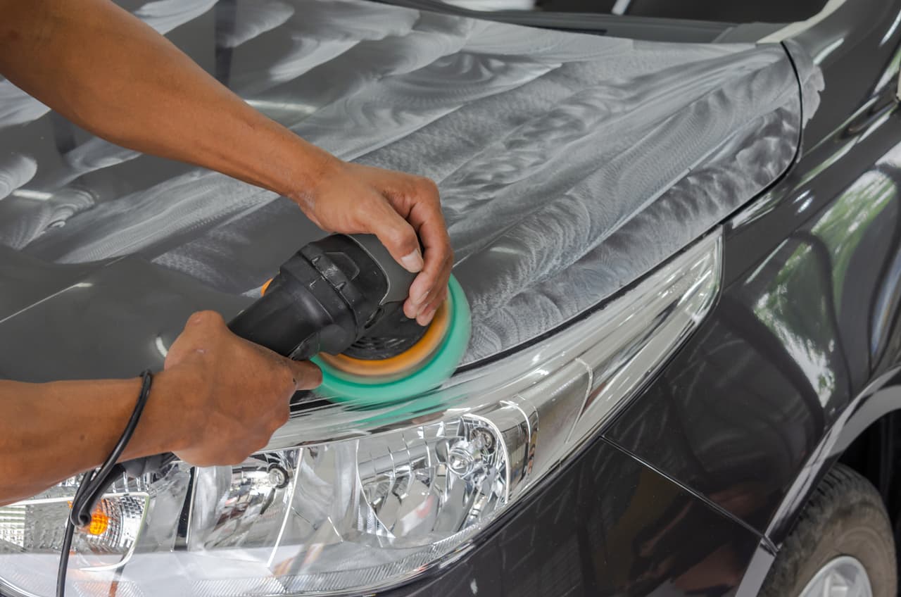 <b>Pintura exterior.</b> Con los años, el sol, la lluvia, la tierra e incluso la sal (para quienes viven cerca de la playa) van pasando factura en la pintura de la carrocería volviéndola opaca. En este caso, cualquier tipo de pulido a máquina puede eliminar arañazos y puntos de oxidación, lo que hará que la pintura se vea húmeda y brillante.