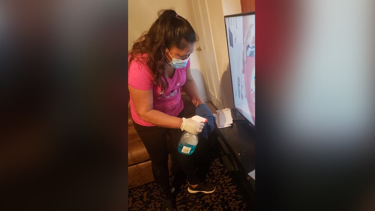 “En la compañía en la que trabajo limpiamos departamentos que dejan los trabajadores de construcción, pero tampoco nos están llamando, también están parados”, continúo