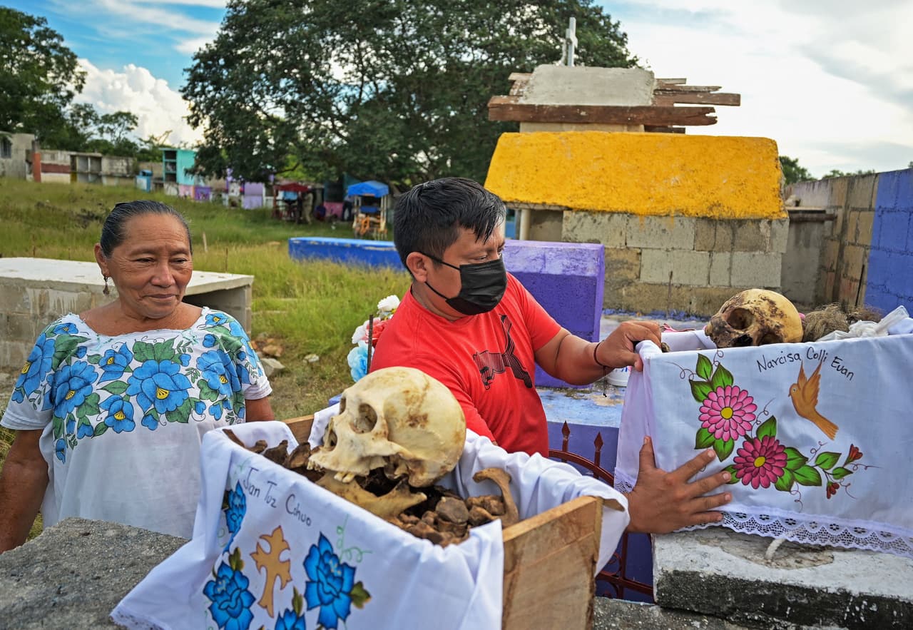 Los habitantes de la comunidad maya de 
<b>Pomuch</b> en Campeche (sureste de México) se preparan para el 
<b><a href="https://www.univision.com/temas/dia-de-muertos">Día de Muertos</a></b> con la tradición de "la limpia de los huesos", en la que lavan los restos de sus seres queridos antes de la fecha.